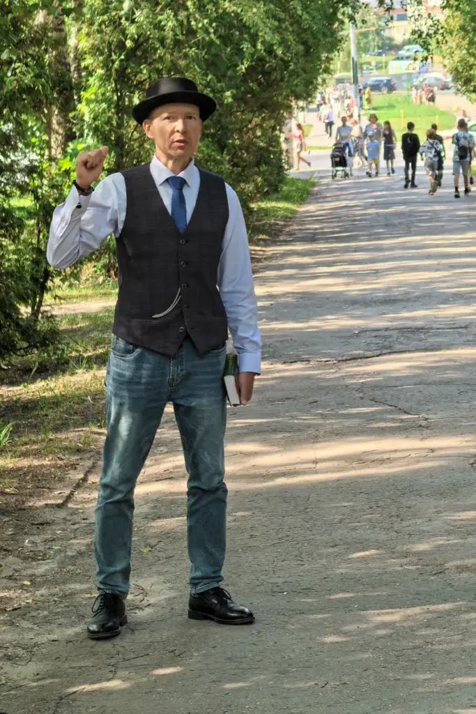 Vadim on the alley of Egersky Boulevard in Cheboksary Vadim on the alley of Egersky Boulevard in Cheboksary